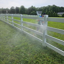 Customer-needing-vinyl-fence-cleaned 1